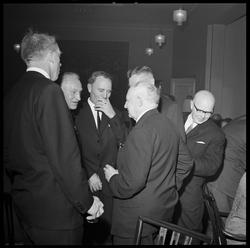 Jubileumsfest. Direktør Gjestland i samtale med jubilanter.