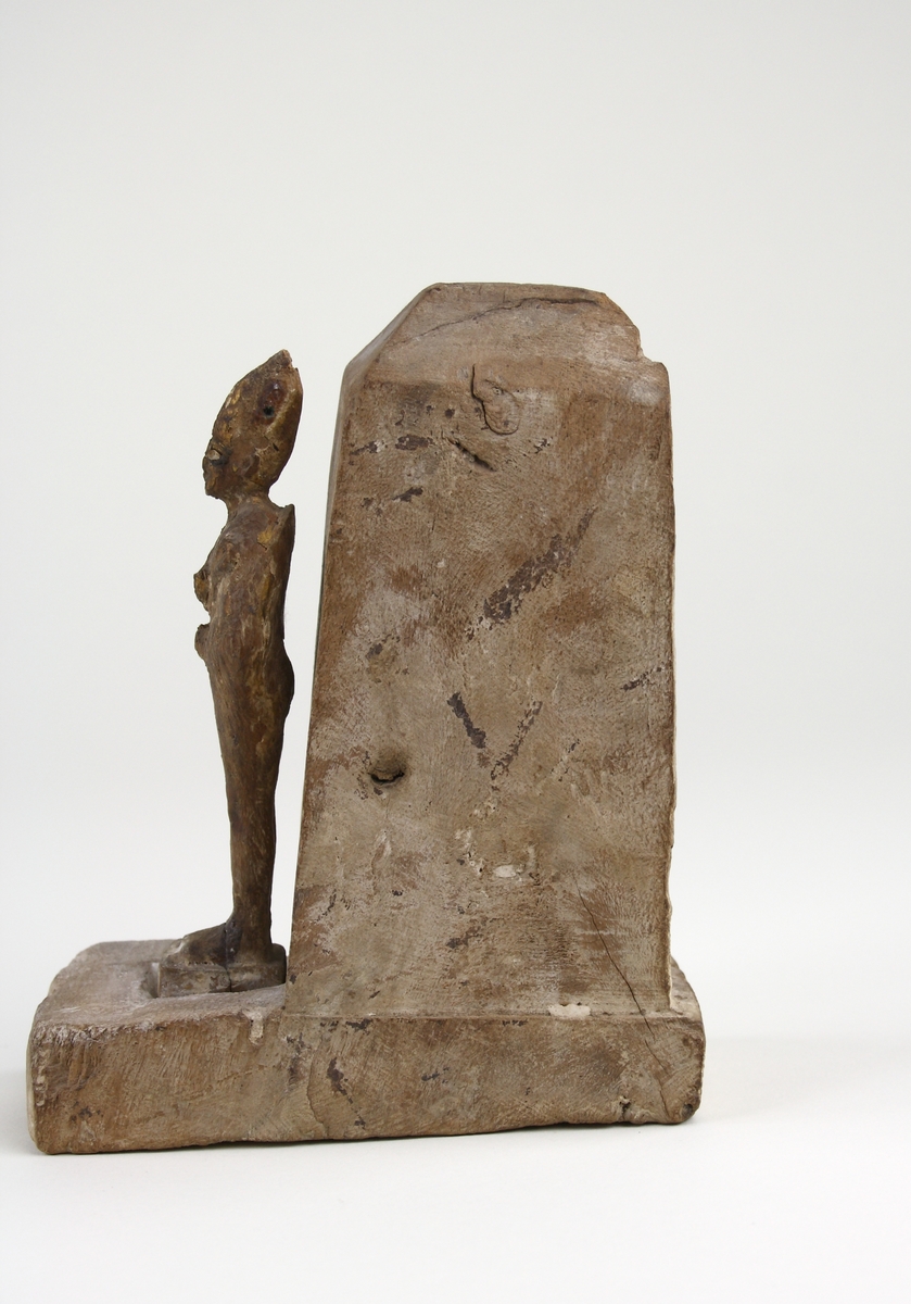 Statyetten består av två delar. 
Mått Osiris: H = 128 mm, B = 36 mm. 
Mått obelisken: H = 150 mm, B = 63 mm, L = 120 mm.