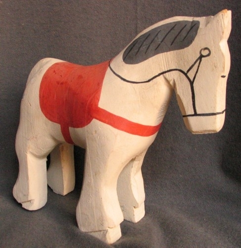 Fem stycken hästar i trä.
a. En omålad häst, 140mm hög.
b. En vit häst med röd sadel, 140mm hög.
c. En svart häst med röd sadel, 140mm hög. 
d. som ovan men 100 mm hög.
e. som ovan men 80 mm hög.
Gjorda av Sven Dal, Pinkatorpet, Ballingslöv. Kallad för Pinkatorparn. Se hårdslöjdspärmen KLH.L3. Hästarna såldes i butiken i Kristianstad.
