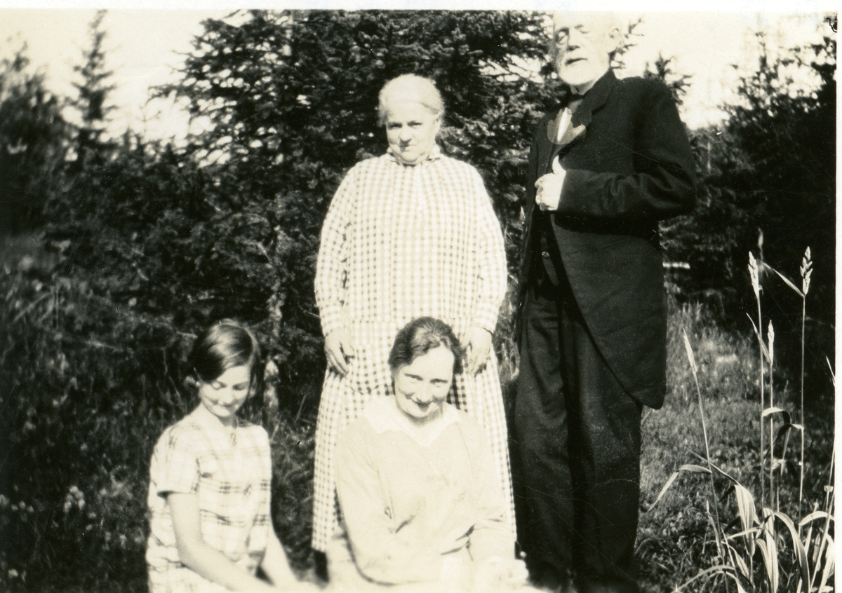 En eldre kvinne og mann avbildet sammen med to yngre jenter.