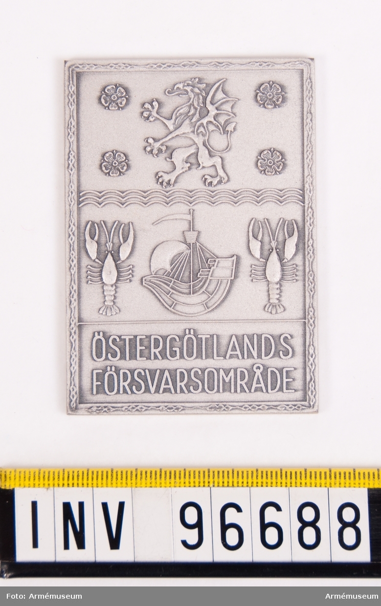 Plakett i silver för Östergötlands försvarsområde. Med kalkering.