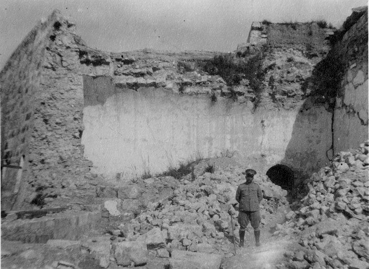 Cabaña [La Cabaña]. Mercys bror i ett hörn, som förstördes vid ett bombattentat 1917