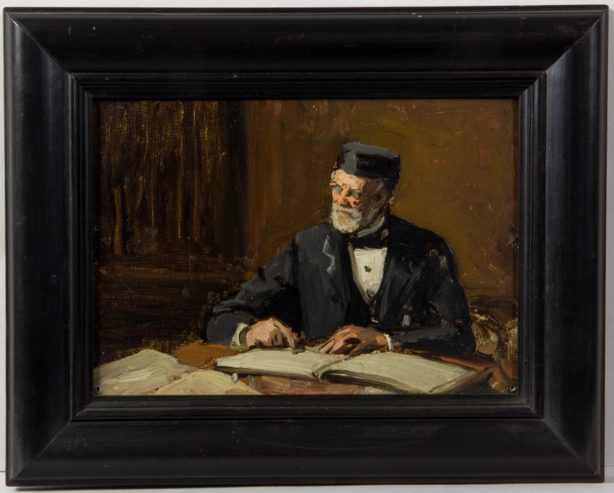 Porträtt föreställande professor N. P. Hamberg som äldre med vitt skägg. Han sitter vid ett skrivbord med en uppslagen bok. Klädd i svart kalott, vit skjorta och svart rock.