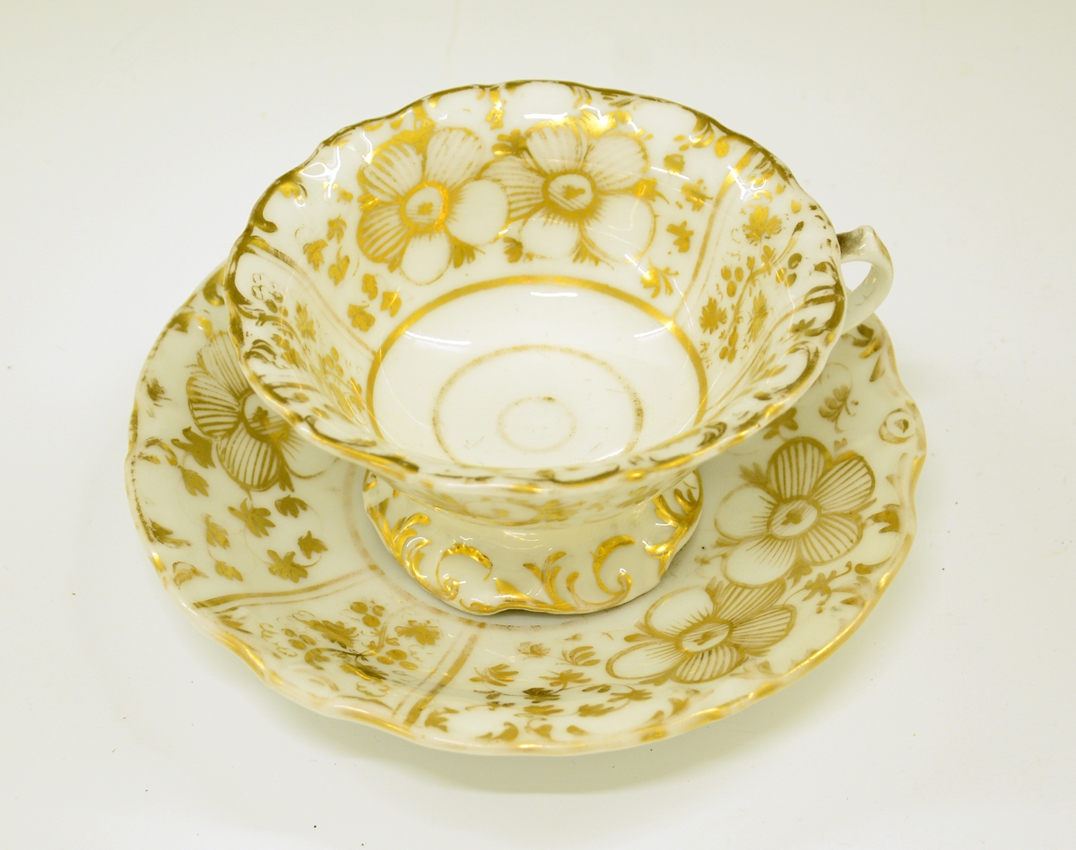 Skål til tekopp (1912:439.A). Porselen. Muligens tysk. Dekormalt med gull.