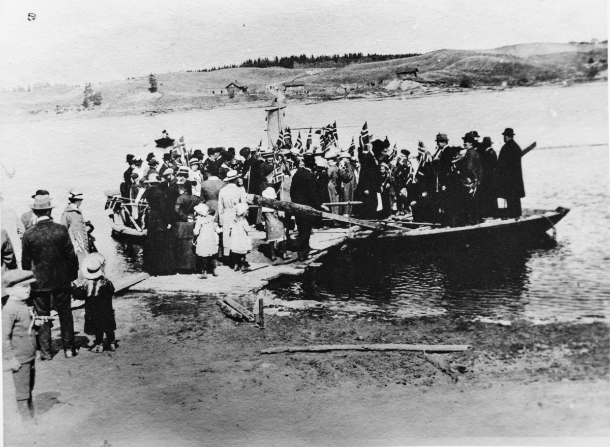 17. mai feiring i 1915, ved fergeleiet over Glomma på Sørumsand