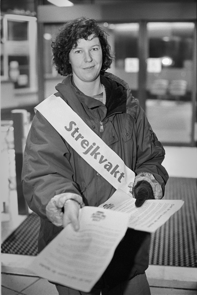 Sjuksköterskor i strejk - "det är inget nöje att strejka, säger Anna Eriksson, men jag har inte råd att låta bli", Uppsala 1995