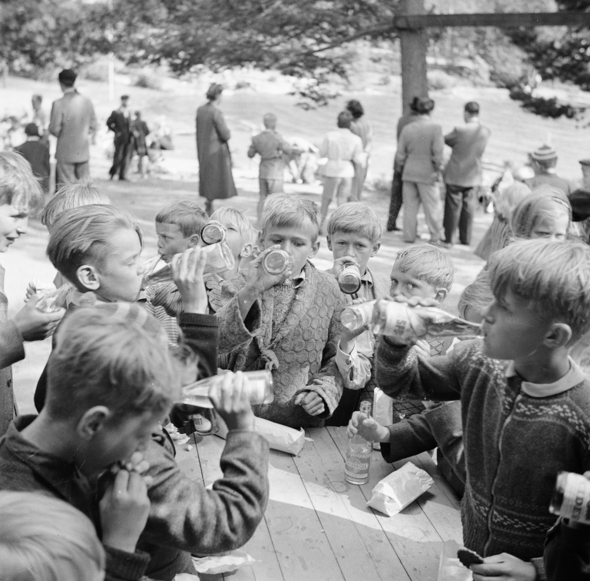 Pojkar som dricker läsk, Arvika, Värmland