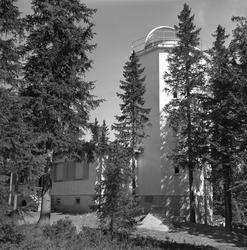 Solobservatoriet på Harestua, bygningen er omgitt av grantræ