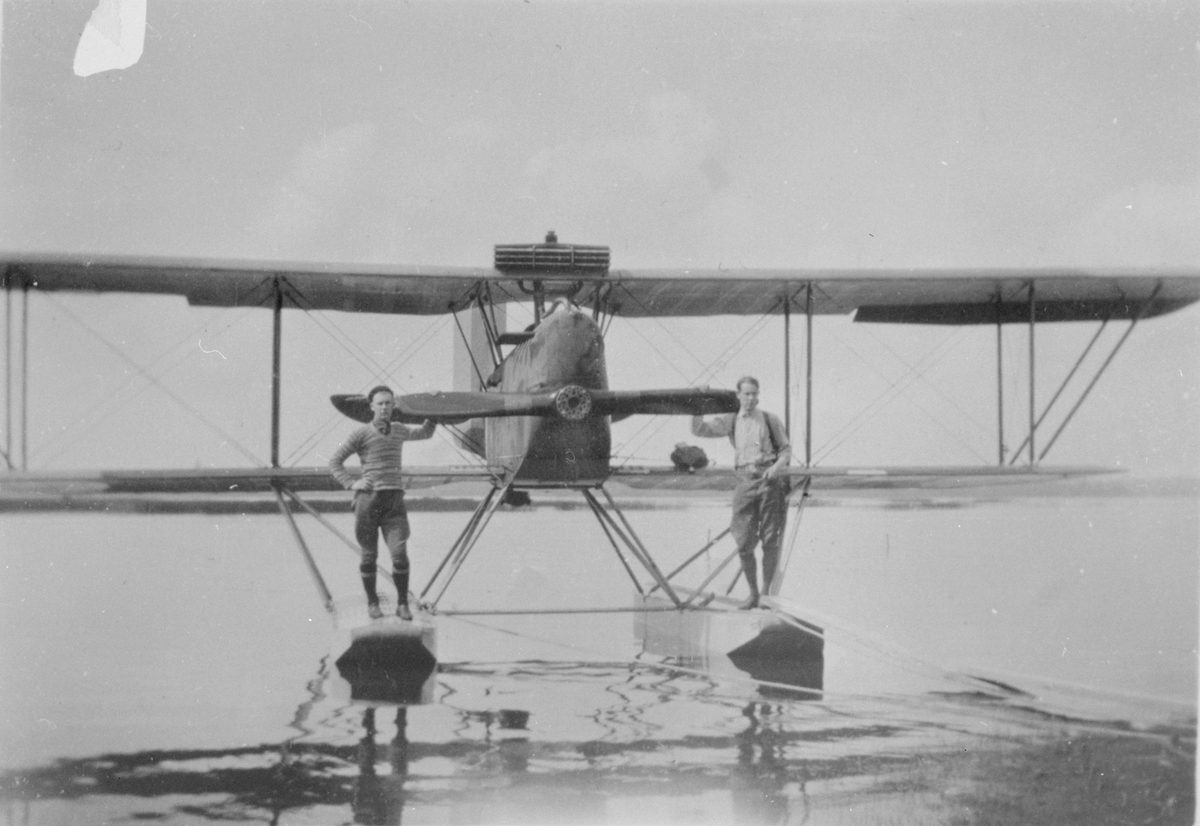 Sjöflygplan S 1 på sjön Roxen. Två män står på vardera flottör.