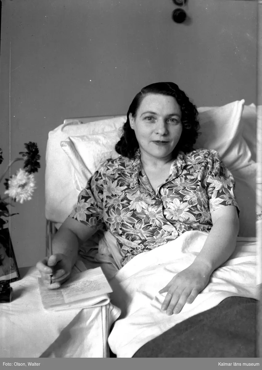 Kvinna som räddats från Bergen-Belsen i sjuksäng på Beredskapssjukhuset i Kalmar.