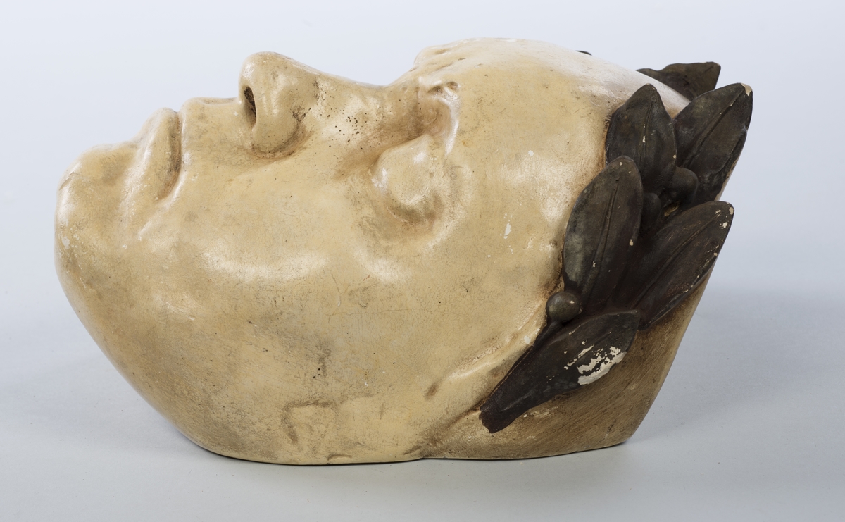 Maske av Beethoven i gips, med gulhvit glasur, brunlig malt laurbærbladkrans.