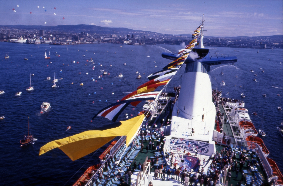 S/S ‘Norway’ (ex. ‘France’)(b.1961, Chantiers de l’Atlantique), slipper ut ballonger, under innseilingen til Oslo.