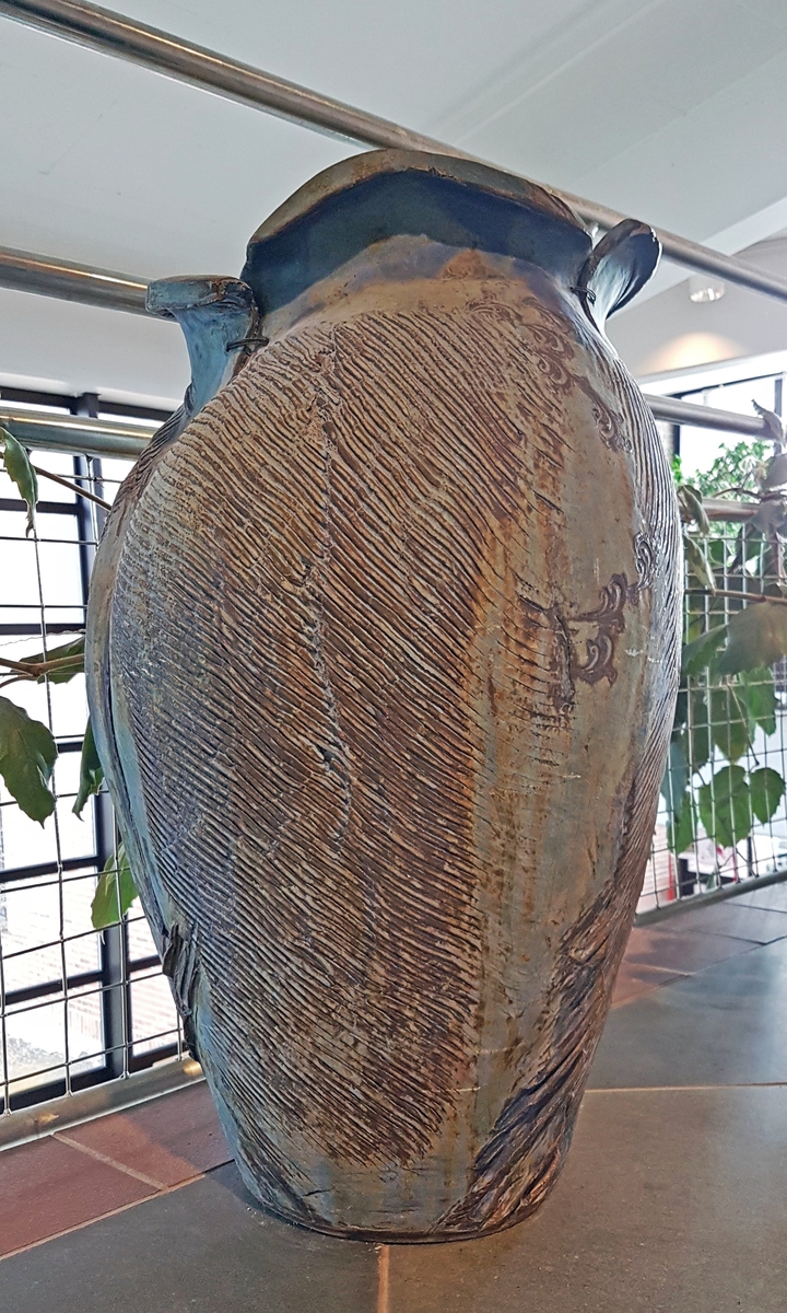 Konkurransen om hovedutsmykkingen i sentralhallen ble vunnet av Yngvild Fagerheim med integrert flis- og keramikkarbeider. Hun har også påvirket flismønster i gulv og hovedtrappens form.