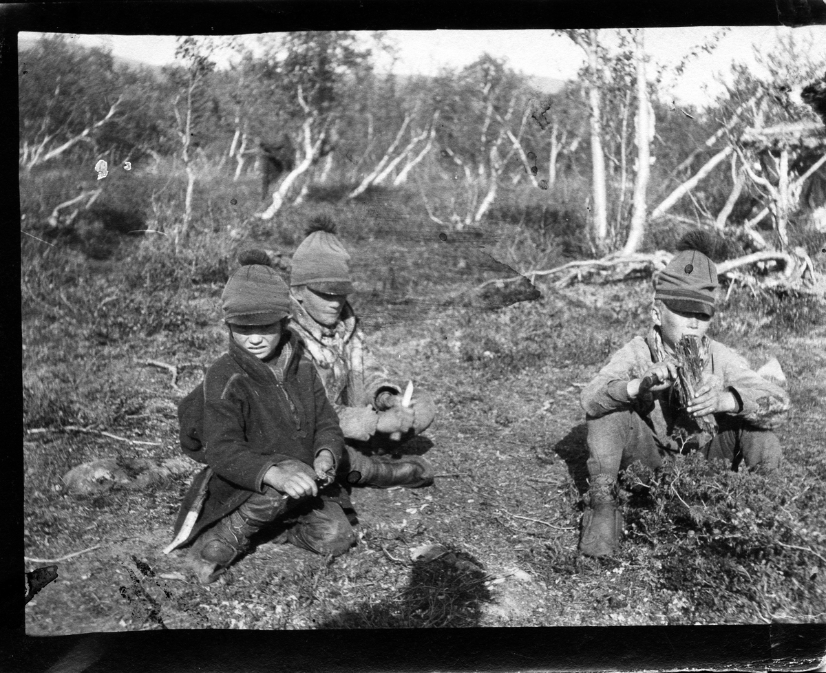John Bauers Lapplandsresa sommaren 1904. Några samepojkar leker på fjället vid Ripaisenjoki.