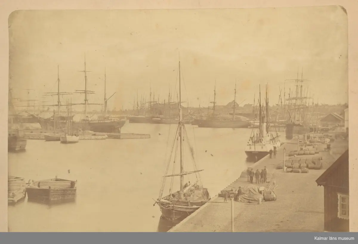 Inre hamnen i Oskarshamn omkring år 1870.