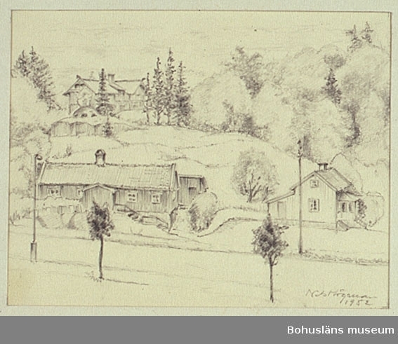 Strömstadsvägen i Uddevalla, i fonden Villa Skanskullen. Ett fort av granit syns på berget mellan husen.
Troligen var detta utsikten från konstnärens bostad på Strömstadsvägen.