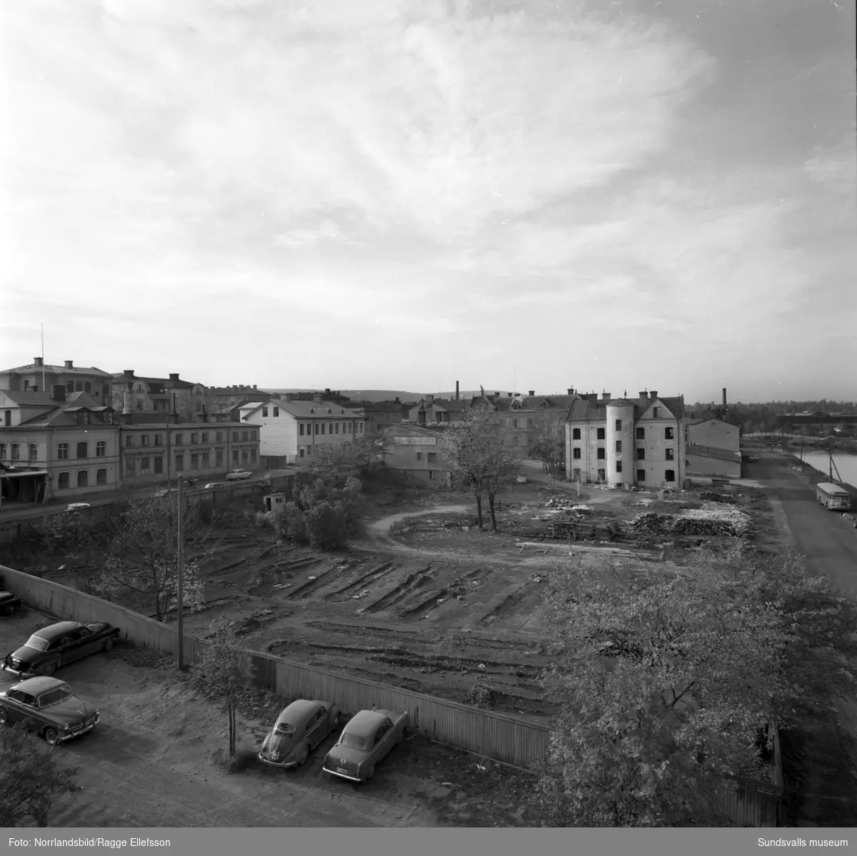 Rivningstomt och rivningshus i kvarteret Guldsmeden, Storgatan 48-52, fotograferat från det så kallade Sprickhuset. En minigolfbana har tidigare funnits på tomten.