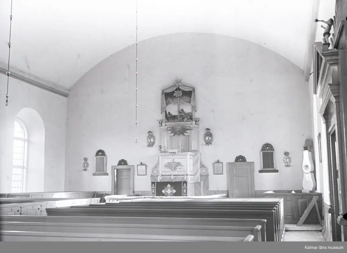 Interiör av kyrkan mot altaret.
