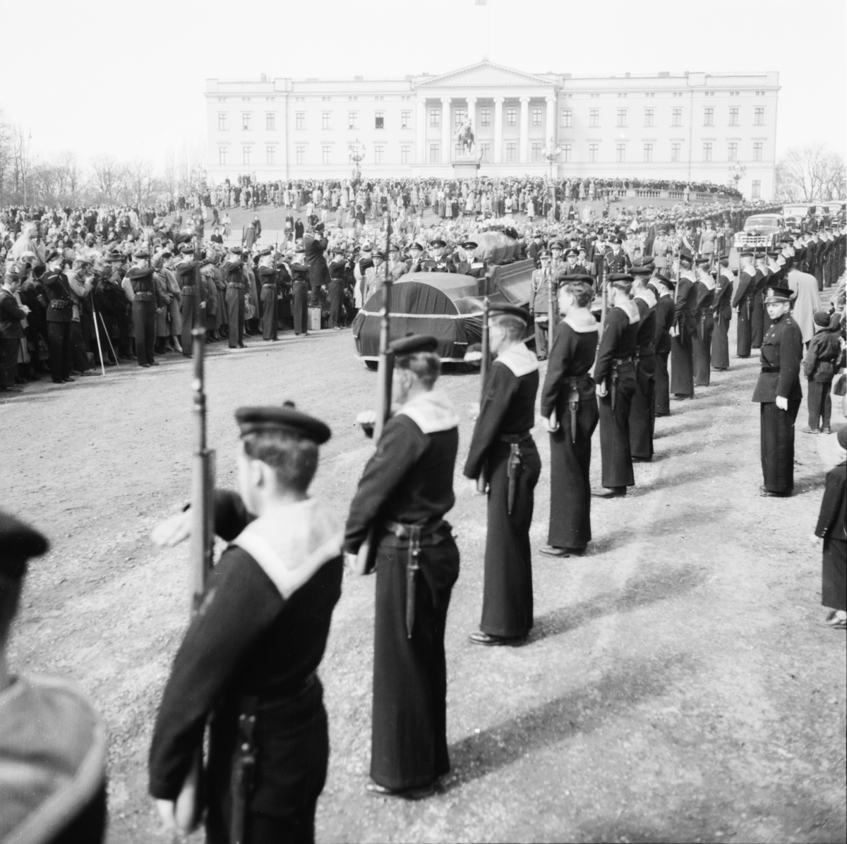 Vardens arkiv. "Kronprinsesse Märthas gravferd" 21.04.1954