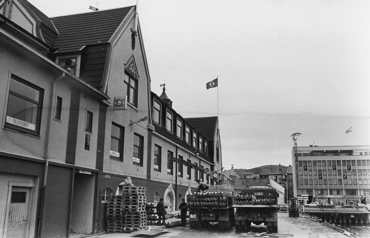 Lastebiler på dampskipskaia. Administrasjonsbygget til venstre.