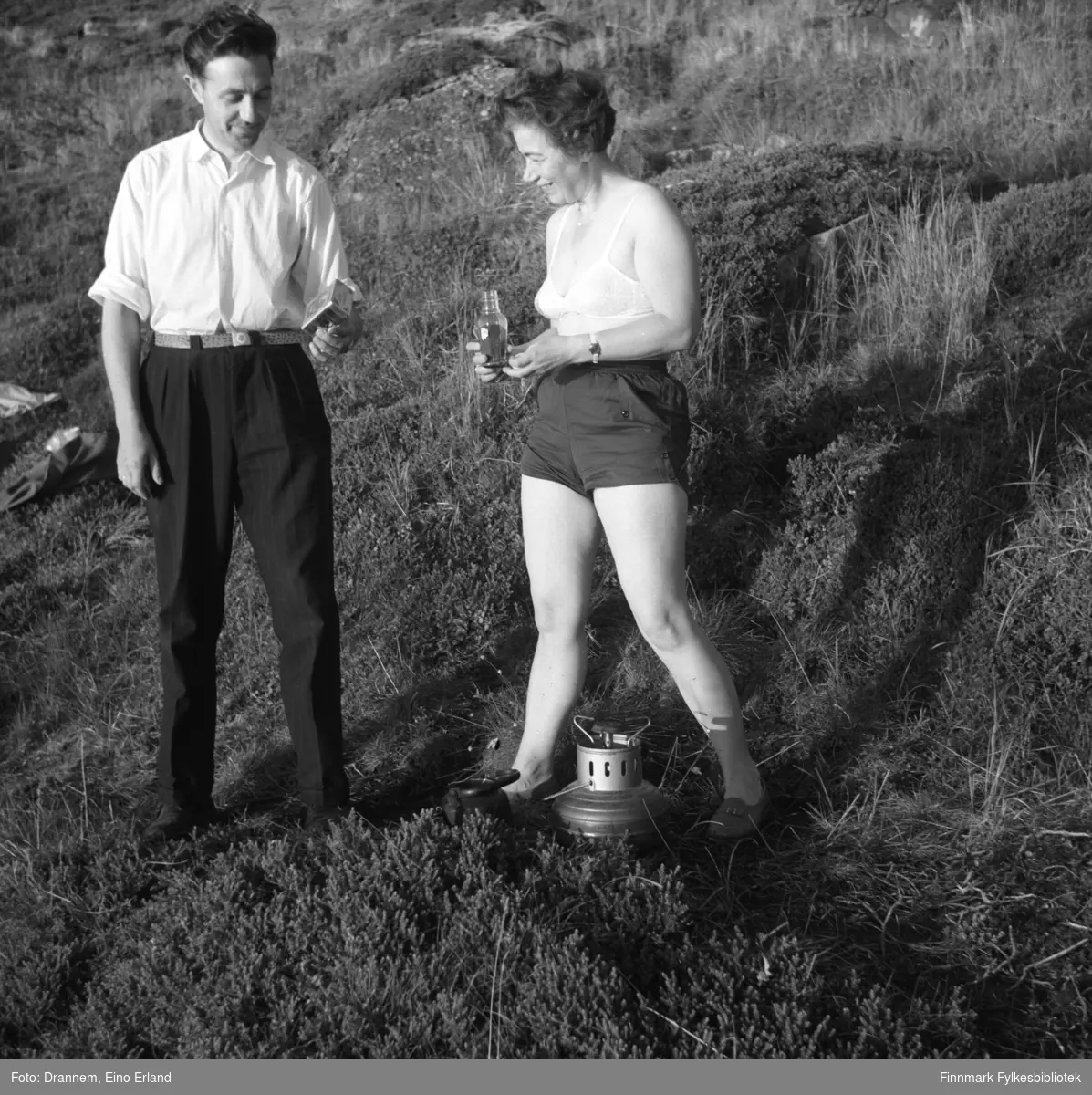 En mann og kvinne fotografert i terrenget en sommerdag. Mannen er ukjent.