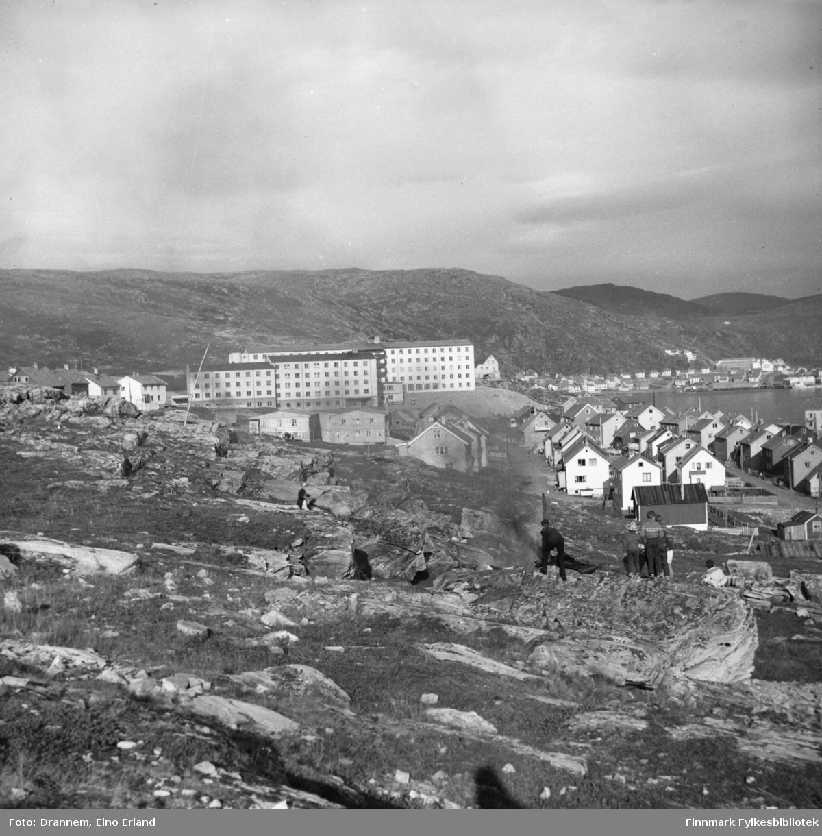 Bilde av bydelen Fuglenes tatt fra fjellet over bebyggelsen med sykehuset og søsterhjemmet midt på bildet.