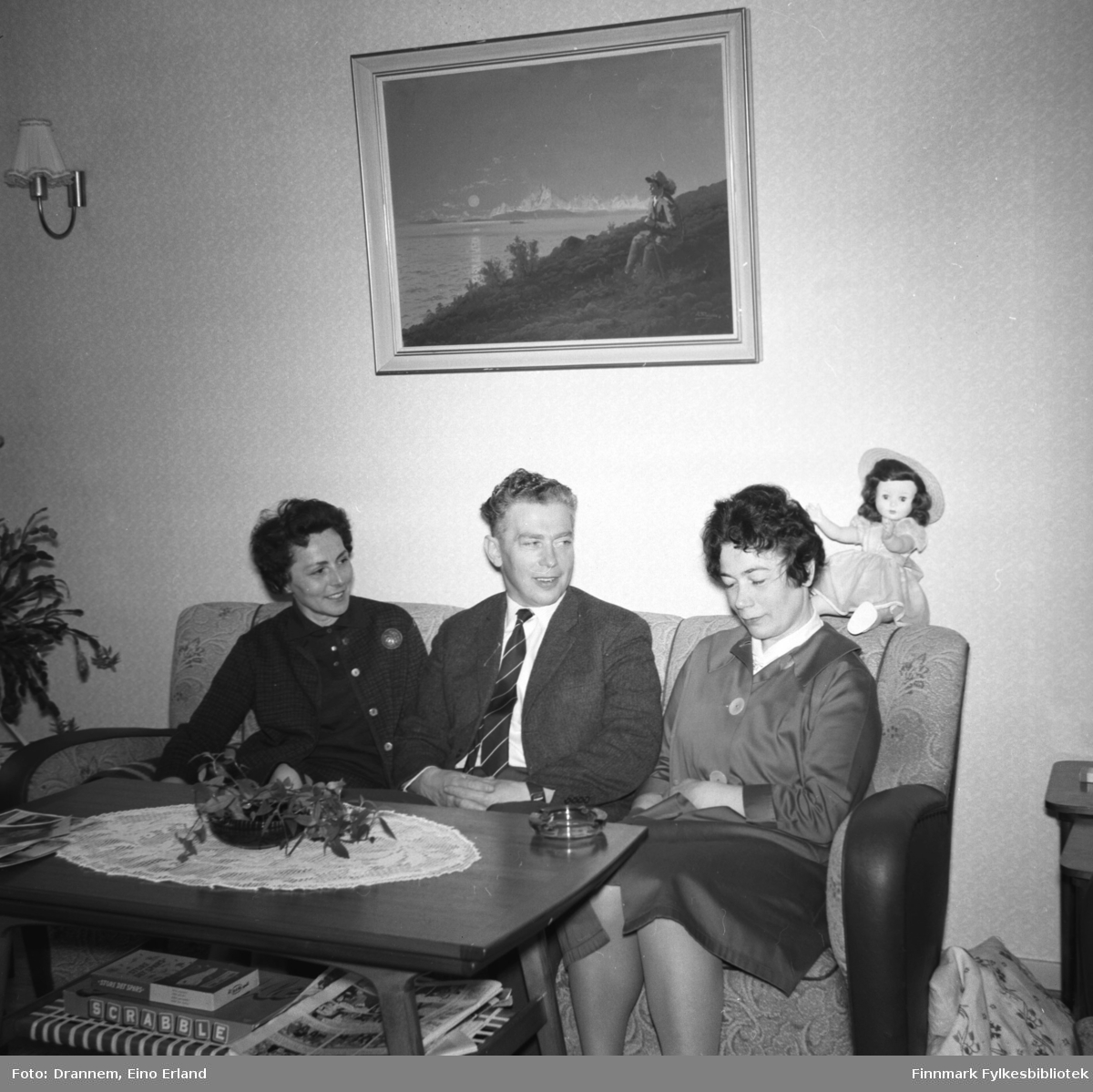 Tre personer sitter i sofaen i stua hjemme hos familien Drannem i Hammerfest. De er fra venstre: Berna og Kasper Gabrielsen, Jenny Drannem.