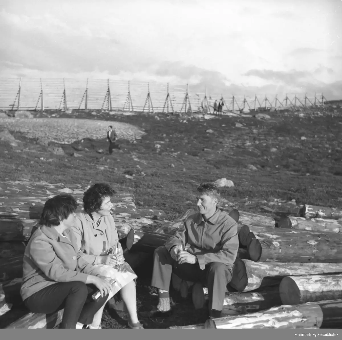 Tre personer koser seg på fjellet Salen i vårsola. De er fra venstre: Maija Hoikka (født Gerasimoff), ekterpar Jenny og Eino Drannem.