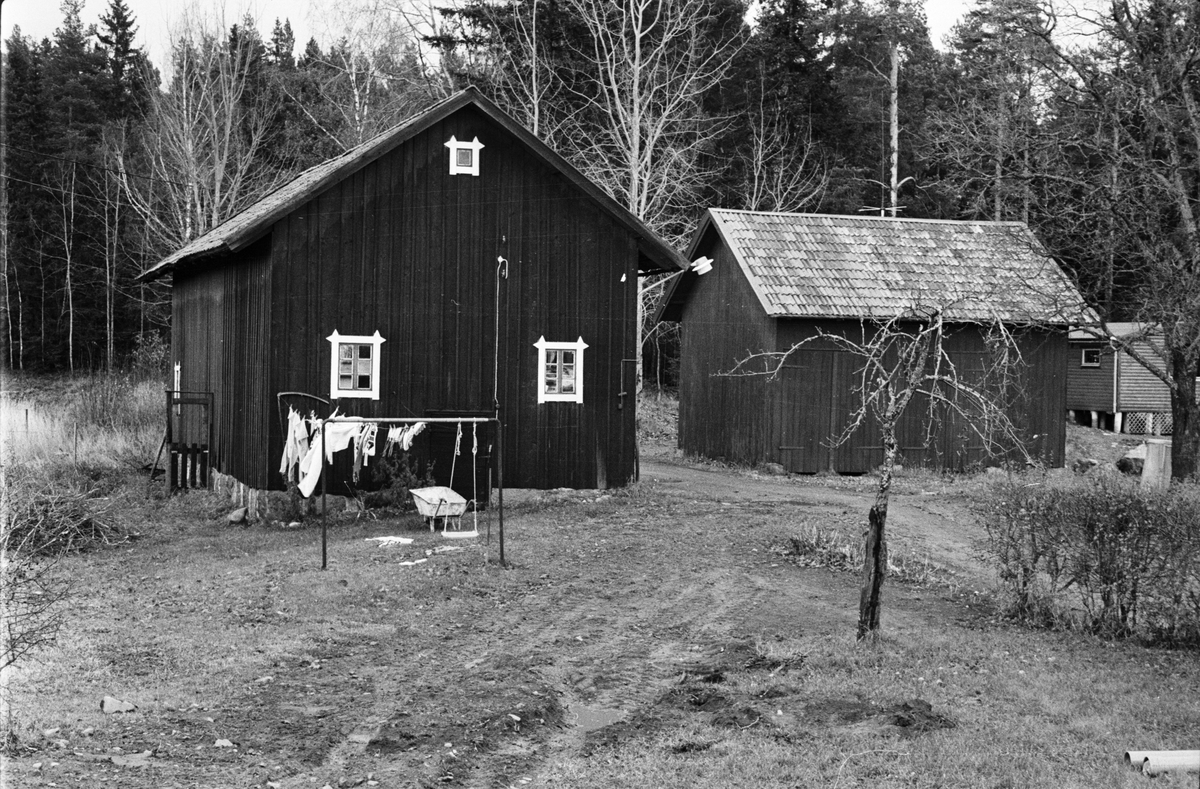 Vedbod, fähus, lider och garage, Sofieberg, Tensta socken, Uppland 1978
