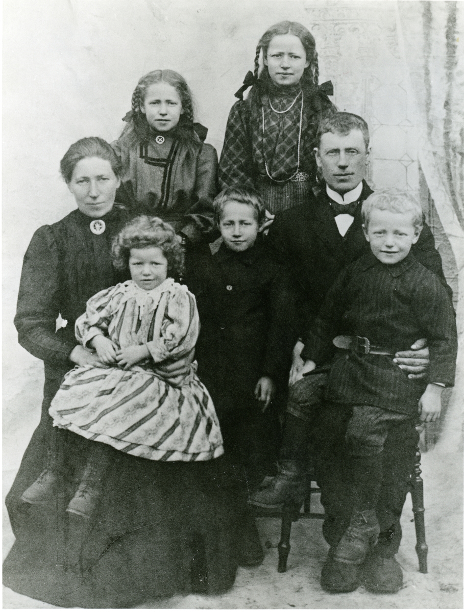 Portrett av Gjertud og Anders Dahlen sammen med barna.