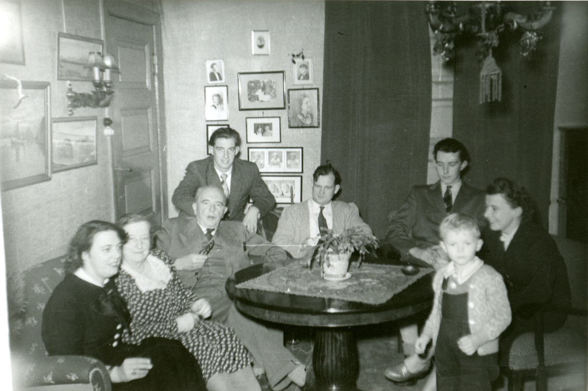 Familiefoto av Dr. Oluf Herlofsen m . familie.