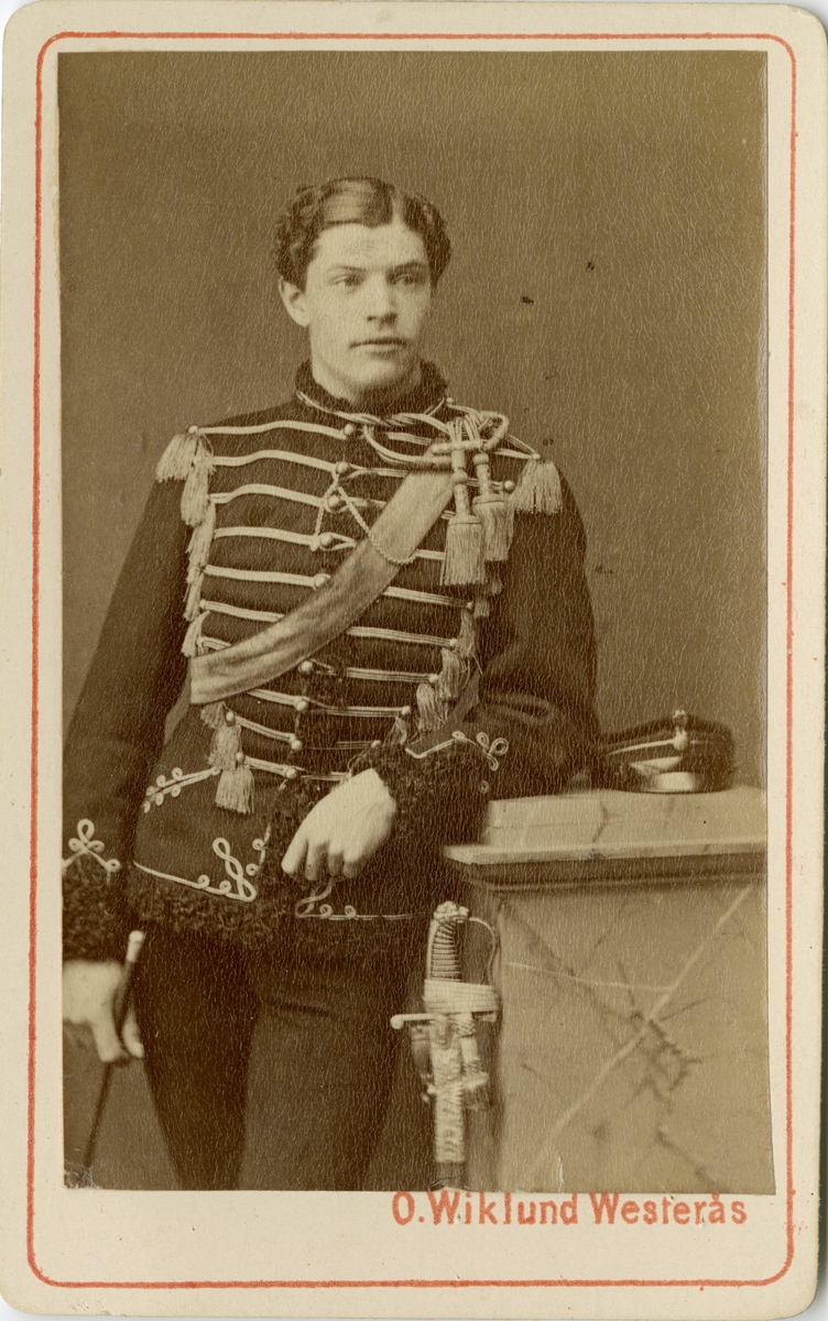 Porträtt av Olof Stellan Mörner, underlöjtnant vid Kronprinsens husarregemente K 7.
Se även AMA.0008067.