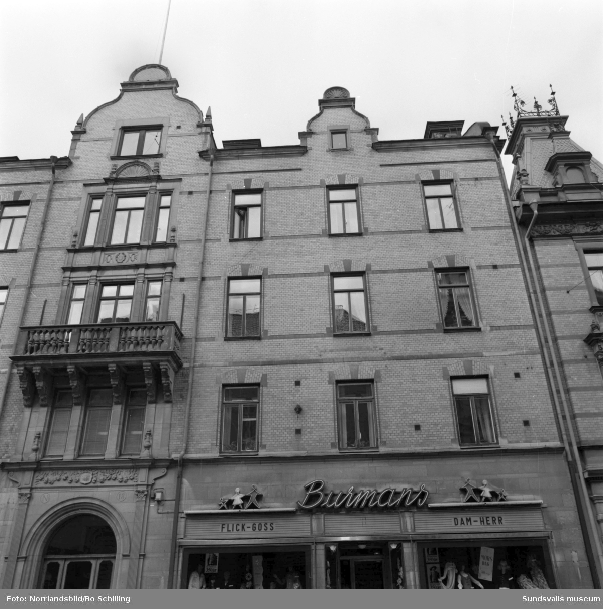 Fasader och fasaddetaljer på husen vid Sjögatan, Bankgatan och Storgatan i kvarteret Jupiter med butiker som Burmans, Focus-baren, Salong Femina, Sjöfartshotellet och Hobbyskärmar.