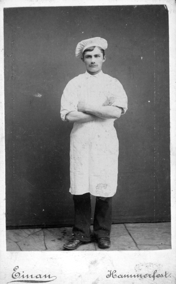Visittkortportrett av en mann i baker eller kokkedrakt.