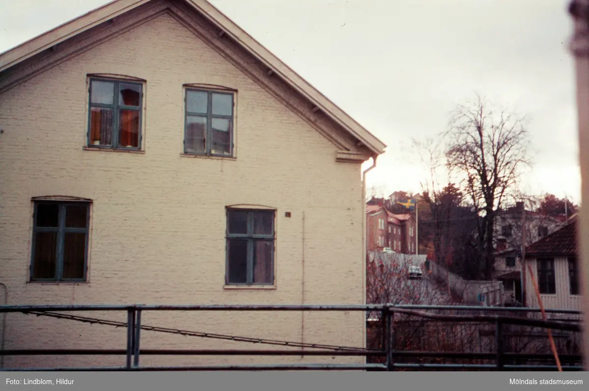 Gaveln på byggnaden gamla Sveaborg, Kvarnfallet 27, Forsåkergatan 2A i Mölndal, 1970-tal. Byggnaden användes från början för kvarnverksamhet, senare föreningslokal och bostäder. Tillhörde pappersbruket Papyrus. Byggnaden revs 1976. Till höger i bakgrunden ses även gamla polishuset med adress Forsåkersgatan 19.

För mer information om bilden se under tilläggsinformation.