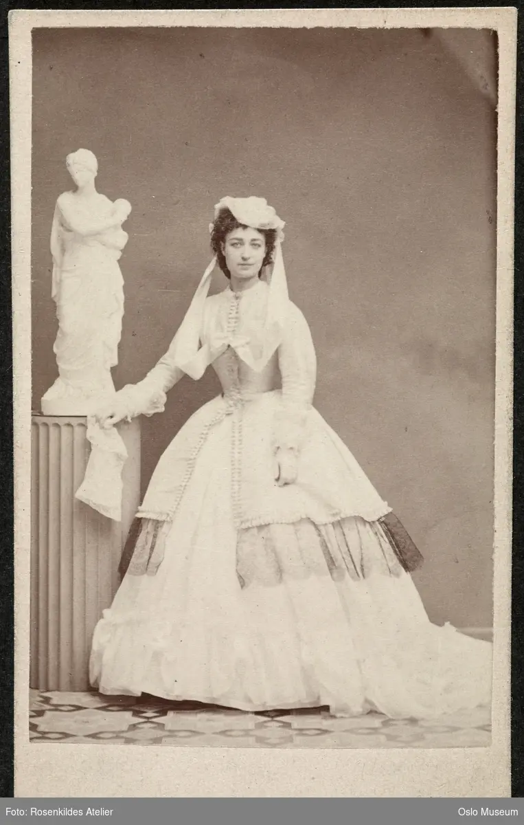 portrett, kvinne, skuespillerinne, rollebilde, Lady Teazle i "Bagtalelsens Skole" på Det Kongelige Teater, stående helfigur, kostyme