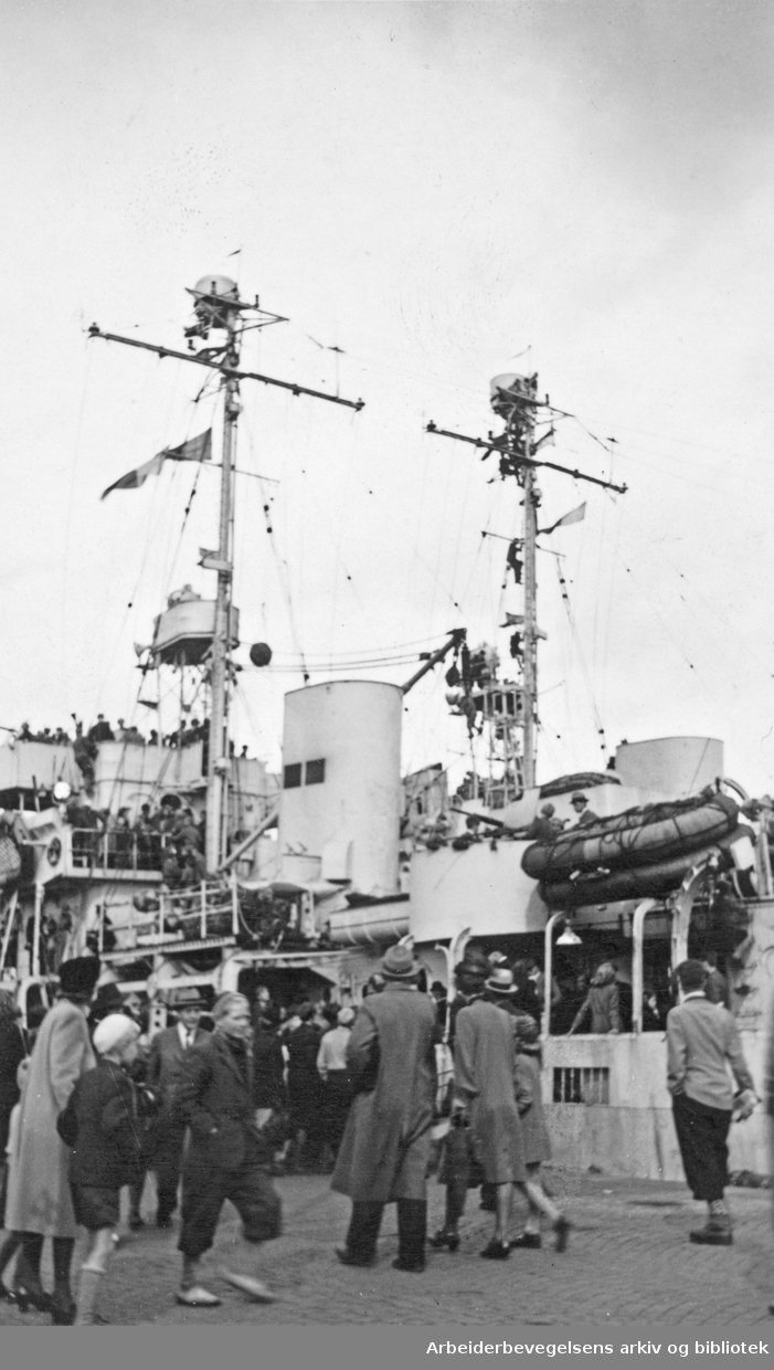 Serie med fotografier fra okkupasjonsårene og frigjøringsdagene i Oslo, tatt av Ole M. Engelsen..Norsk publikum ombord på engelske marinefartøy..Datert 14 mai 1945.