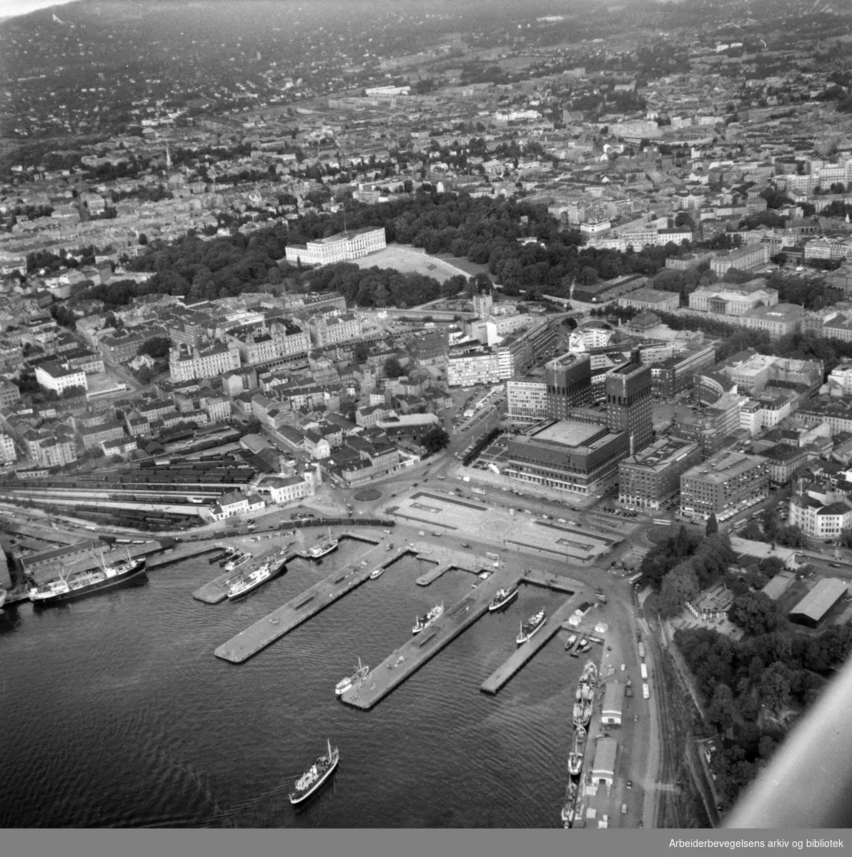 Oslo: Rådhusplassen, flyfoto.September 1953.
