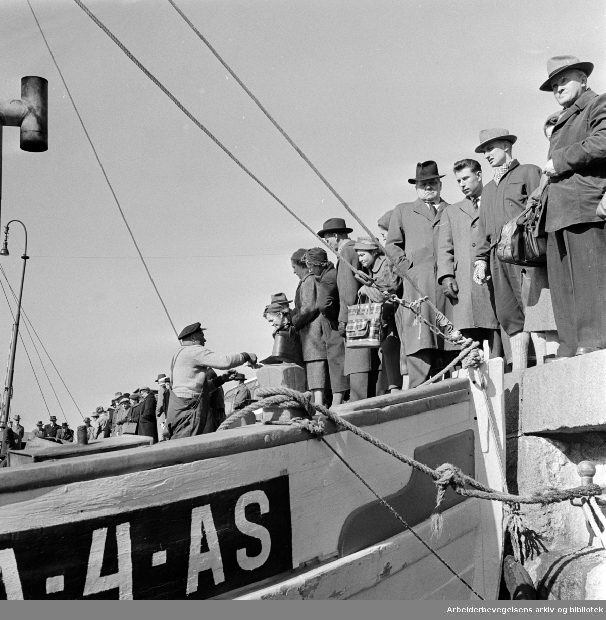 Oslo Havn: Honnørbrygga:.Fisk- og rekesalg.April 1958