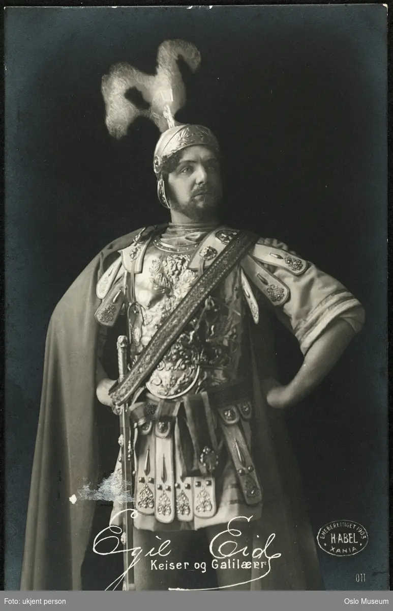 portrett, mann, skuespiller, rollebilde, Fyrst Julian i "Keiser og Galilæer" på Nationaltheatret, stående knefigur, kostyme