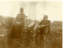 Ingebjørg Islandsmoen sammen med sønnene Olaus og Sigurd. Ol