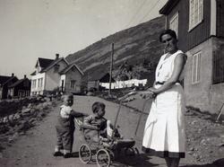 Honningsvåg. F.v. Torbjør, Gunnar-Helge og Halldis Hafto. Fa