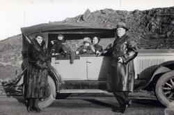 Høsten 1934. Familien Hafto på biltur. F.v.: Halldis Hafto, 