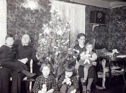 Jul 1937. Familien Hafto rundt juletreet. F.v.: Gunnar-Helge