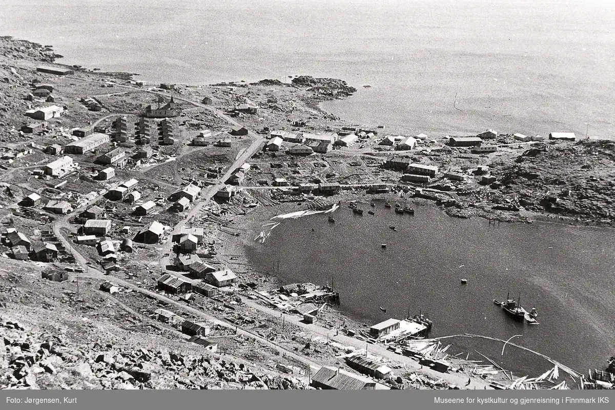 Gjenreisning. Honningsvåg havn med brakkebebyggelse. Oversiktsbilde tatt fra Storfjellet. 1946/47.