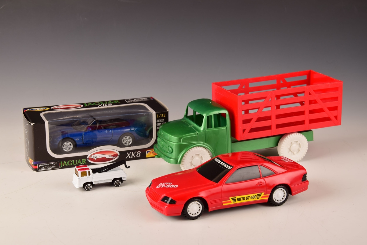 Fire lekebiler i ulik størrelse og utforming.