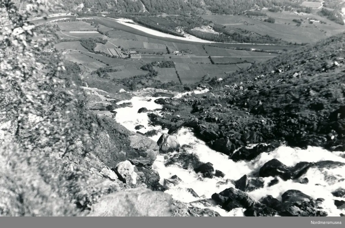 Bildet er tatt atmed Hareima, en elv som renner ned fra Haremsdalen med dalbotnen til Sunndalen i bakgrunnen.