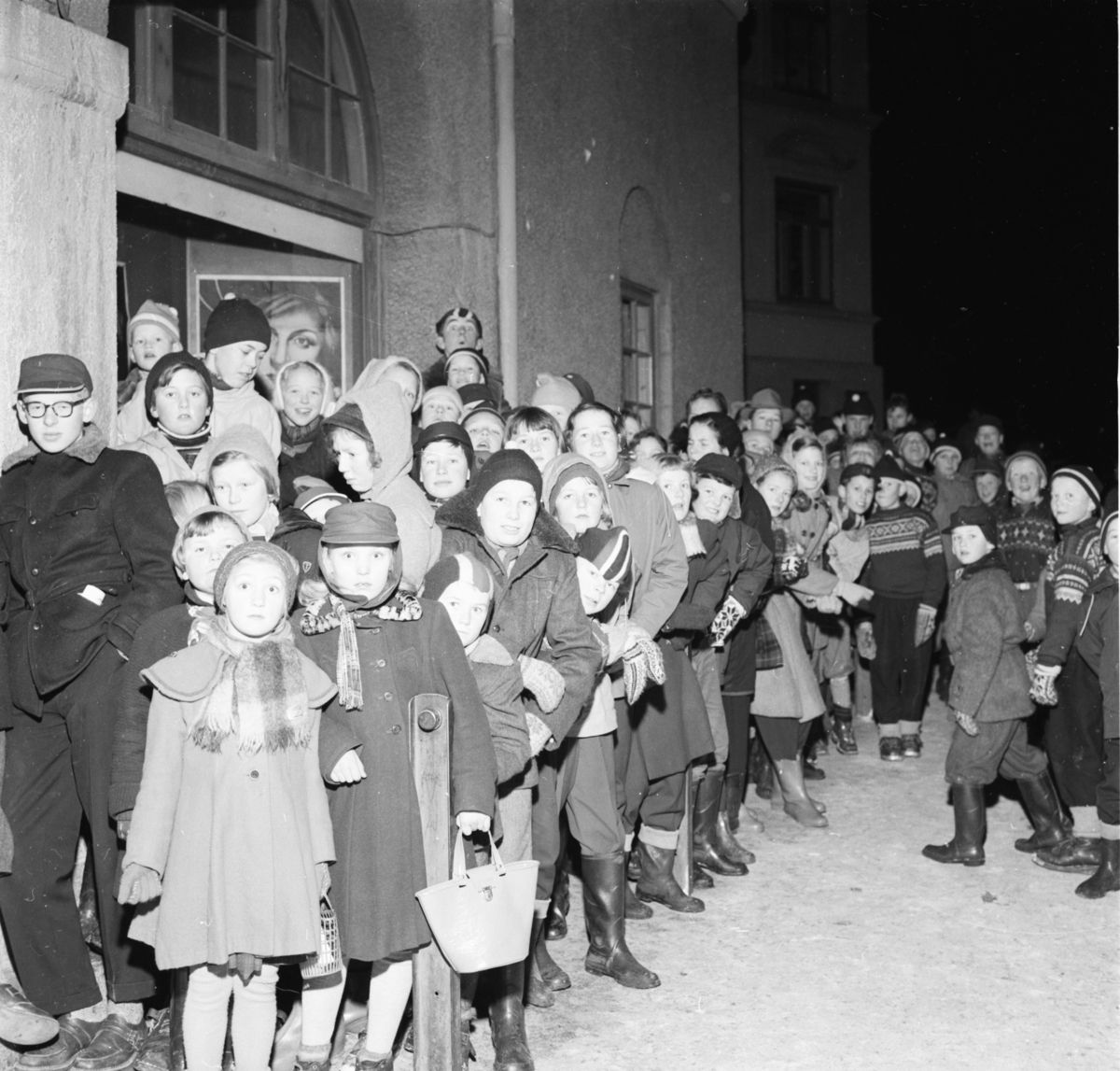 Vardens arkiv. "Barneforestilling på kino i Park Biografen " 04.03.1954
