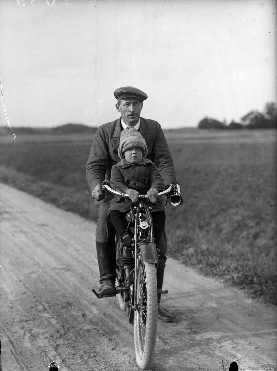 "Hilmer Sahlgren Ådalen med pojken på motorcykeln", Altuna socken, Uppland 1918
