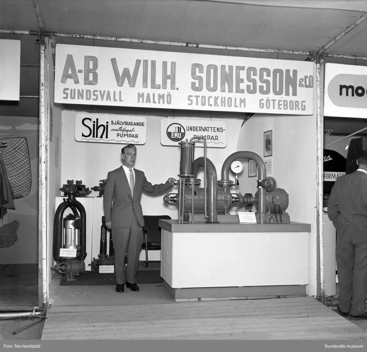 AB Wilhelm Sonesson & Co, verkstadsföretag som visar industripumpar på Sundsvallsutställningen1954.
